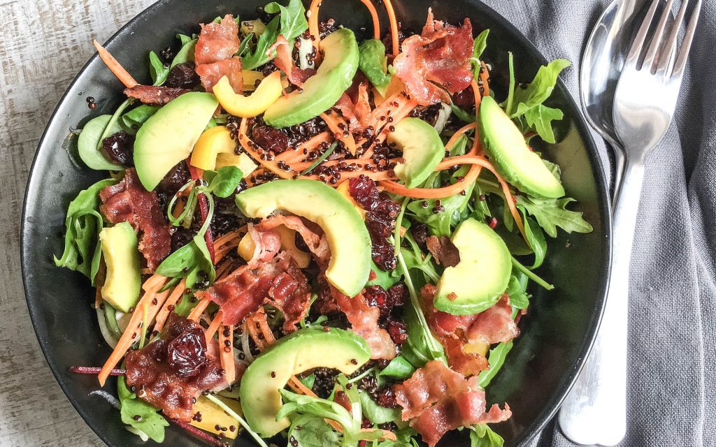 Quinoa-Salat-Bacon-Avocado-Bowl