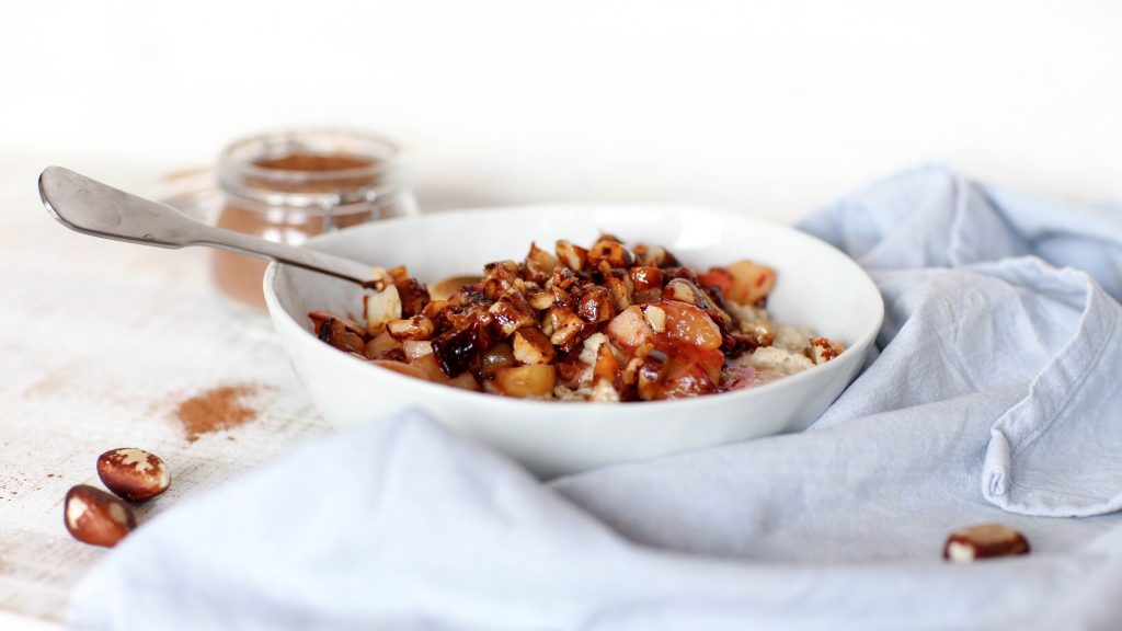 Herbst Porige mit Pflaumen und Apfel